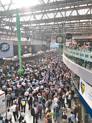 英國大批旅客滯留火車站。（互聯網圖片）