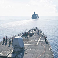 美國海軍驅逐艦在南海航行，準備為補給艦進行海上補給。