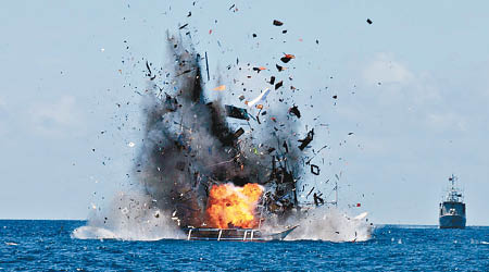 印尼早前炸毀外國漁船。（互聯網圖片）