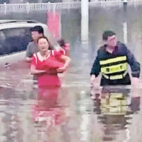 遼寧葫蘆島水深及腰，民眾狼狽前進。