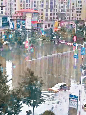 吉林大雨下多處街道水浸，波及不少車輛。（互聯網圖片）
