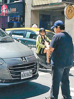 《台蘋》女記者（右）阻擋警車涉妨礙公務。（互聯網圖片）