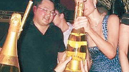 涉案商人劉特佐（左）曾出現於美國名人派對。（互聯網圖片）