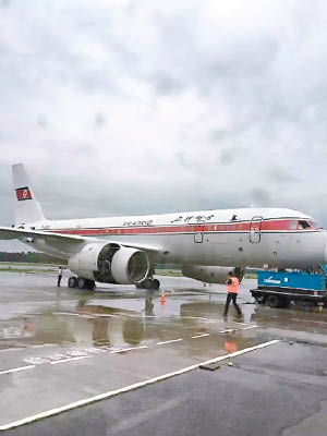 涉事客機降落瀋陽桃仙機場，其引擎蓋一度被打開。（互聯網圖片）
