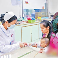 東莞天氣炎熱，有孩童不適需到醫院求診。