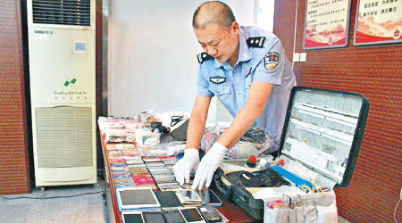 警方展示繳獲的贓物及作案工具。（互聯網圖片）