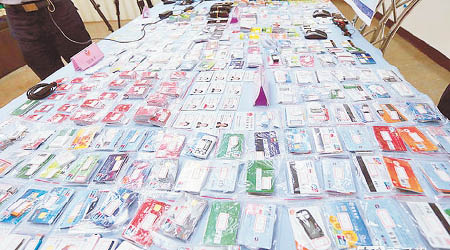 警方展示在行動中繳獲的一批假銀聯卡。（中時電子報圖片）