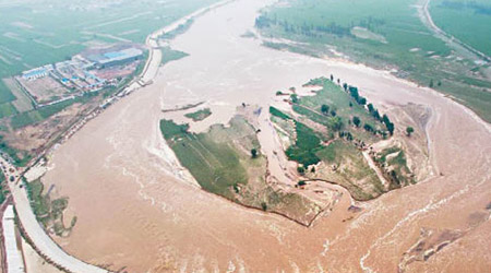 河北邢台市洪災嚴重，道路被沖毀。（互聯網圖片）