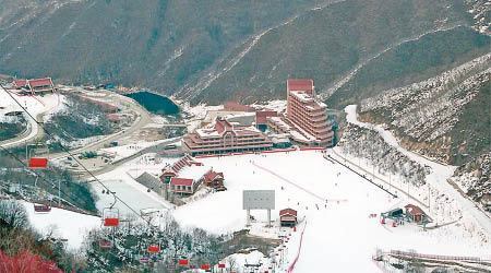 有外國遊客指馬息嶺滑雪場空空如也。（互聯網圖片）