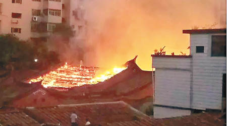 古厝發生大火，火勢於三個小時後才被滅熄。（互聯網圖片）