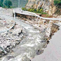 井陘縣災情嚴重，道路被沖毀。（互聯網圖片）