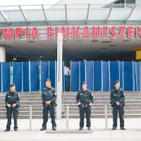 警員駐守在案發的奧林匹亞購物中心外。