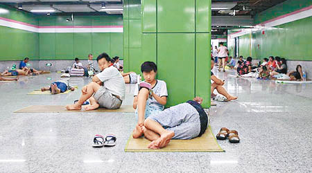 民眾在金沙江西路地鐵站內呼呼大睡。（互聯網圖片）