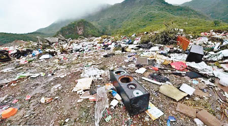 垃圾場堆積如山，滿布各種垃圾。（互聯網圖片）