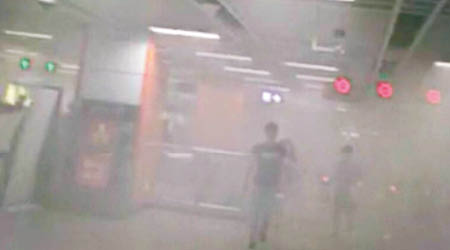地鐵站內冒出濃煙，乘客需疏散。（互聯網圖片）