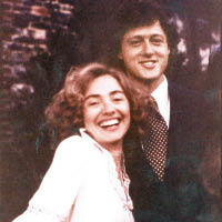 克林頓（右）與希拉妮相戀數十載。（資料圖片）