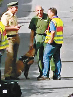警員帶同警犬到場調查。（互聯網圖片）