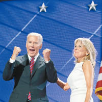 美國副總統拜登（左）與妻子為希拉妮站台。
