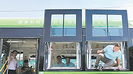 「無軌電車」有兩個車門及七個車窗供乘客逃生。（互聯網圖片）