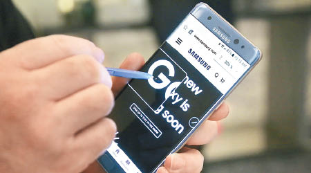 Galaxy Note 7登場，工作人員示範使用改良版S Pen。