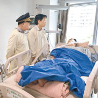 內政部長葉俊榮（中）及警政署長陳國恩（左）到醫院探望張家逢。（互聯網圖片）