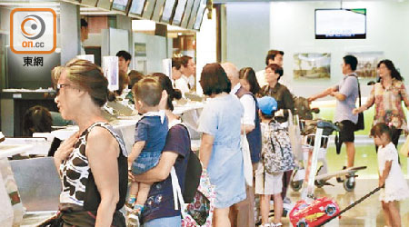 松山機場爆痲疹感染，有旅客及地勤中招。（呂惟揚攝）