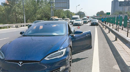 事故發生後，Tesla Model S停在路邊。（互聯網圖片）