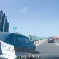 Tesla行車紀錄儀拍下相撞一刻，圖左為涉事褔士房車。