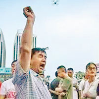 連雲港大批市民舉行反興建核廢料廠示威，當局以航拍機監察。