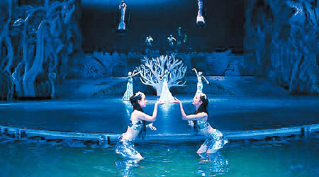 西雙版納告莊西雙景山林國際大劇院近日上演《水舞源》舞劇。（互聯網圖片）