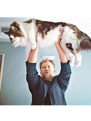 扎爾貝爾須用雙手才可舉起愛貓薩姆森。