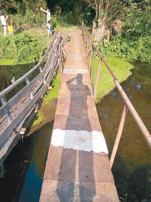 用廢棄墓碑建成的「地獄之橋」。（互聯網圖片）