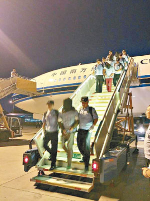 包括五名台灣籍的四十名電騙犯在公安押解下乘包機抵北京。（互聯網圖片）