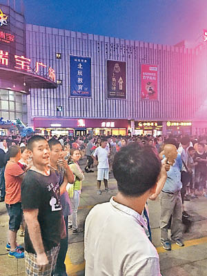 連雲港昨日繼續有民眾聚集抗議。（互聯網圖片）