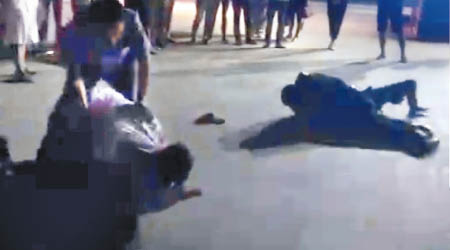 影片所見有救護人員被按倒地上。（互聯網圖片）