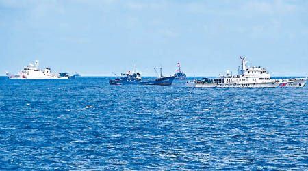 中國公務船和漁船繼續在釣魚島附近海域航行。（互聯網圖片）