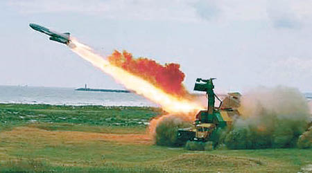 越軍早前發射岸防導彈。（互聯網圖片）