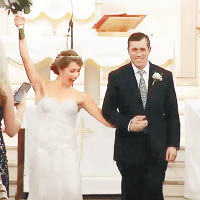 斯蒂平（左）在婚禮上表現雀躍，新郎（右）亦笑逐顏開。（互聯網圖片）