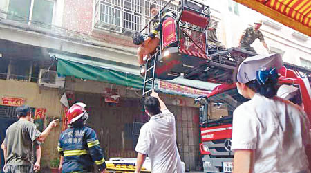 消防車雲梯救出被困工人。（互聯網圖片）