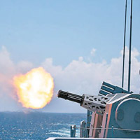 揚州艦副炮對空射擊。