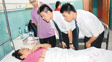 台灣義工到醫院看望傷者。（中新社圖片）