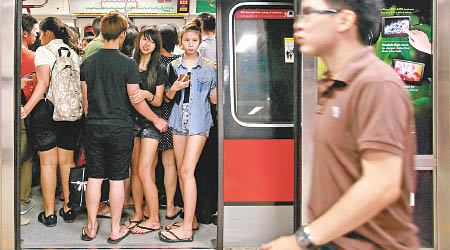 地鐵是新加坡的重要公共交通工具。（資料圖片）