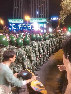 網傳連雲港市出動大批警力在街頭戒備。（互聯網圖片）