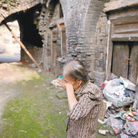 六十五歲的鶴林村村民李永花看到家園變得愈來愈危險，不禁傷心落淚。