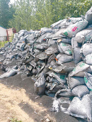 洛寧縣的廢棄氯化汞催化劑被堆放一旁，無人處理。（互聯網圖片）