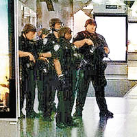 持槍警員在機場各層搜索。（紐約警方圖片）