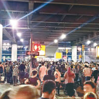 大批旅客疏散至客運大樓外。