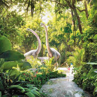 設於酒店空中平台上的熱帶雨林裏有「恐龍」藏在其中（圖）。