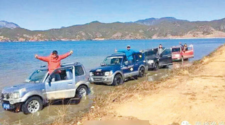 雲南有車隊在湖邊淺灘大玩「衝浪洗車」，車主更舉拇指拍照。（資料圖片）