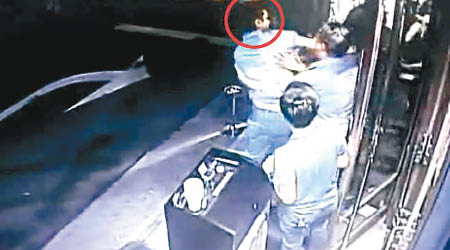都庫哈里（紅圈示）騷擾女客人後被趕走，在酒吧外與警方發生衝突。（電視畫面）